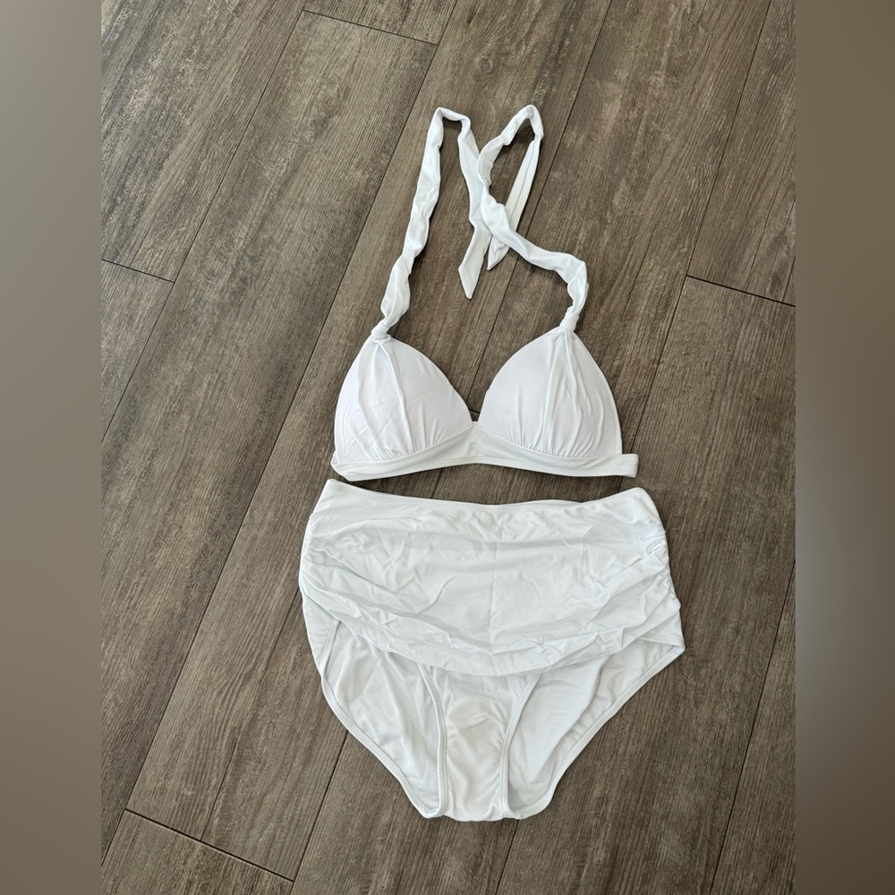 BUNDLE 2 ITEMS FOR $8✨

White Bikini Set